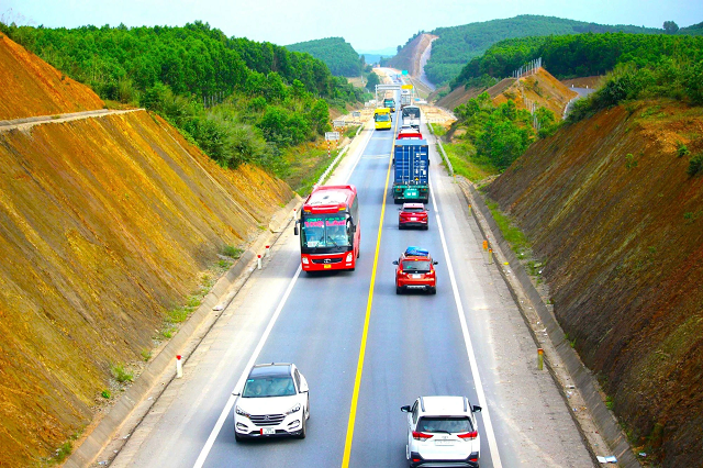 Tuyến cao tốc Cam Lộ - La Sơn được đầu tư phân kỳ 2 làn xe, dài 98km. Ảnh: P.V