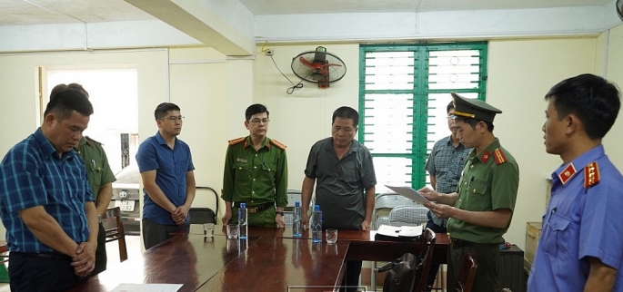  Cơ quan An ninh điều tra Công an tỉnh Bắc Kạn thi hành lệnh bắt bị can để tạm giam đối với Hoàng Thanh Bình (đứng đầu bên trái)