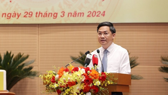 Phó Chủ tịch UBND TP Hà Nội Hà Minh Hải trình bày Tờ trình của UBND TP tại Kỳ họp