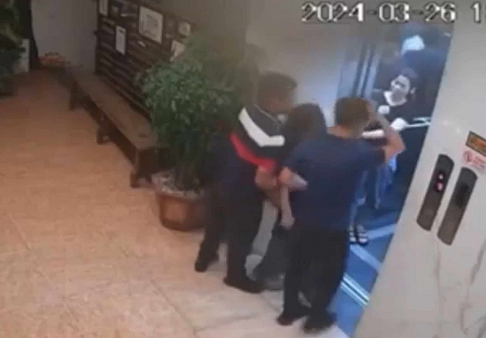Người đàn ông có hành vi sàm sỡ nữ nhân viên trước cửa thang máy xảy ra ngày 26/3, tại huyện Thanh Hà, tỉnh Hải Dương.	Ảnh: cắt từ clip