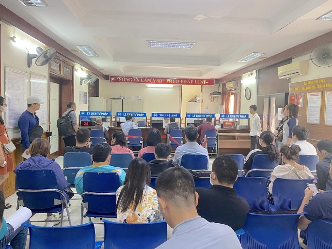 Mỗi ngày Sở Tư pháp thành phố Hà Nội tiếp nhận số lượng lớn người dân đến xin cấp Phiếu lý lịch tư pháp	Ảnh: Bạch Dương