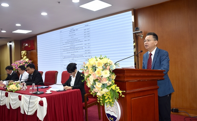 Đồng chí Nguyễn Lâm Thanh, Giám đốc Trung tâm Truyền hình Việt Nam miền Trung - Tây Nguyên (VTV8) thông qua chương trình Đại hội