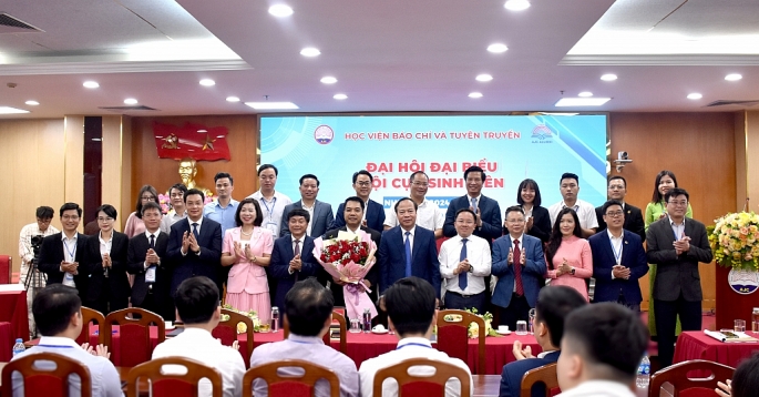 Ban Lãnh đạo Học viện tặng hoa chúc mừng Ban Chấp hành Hội Cựu sinh viên Học viện nhiệm kỳ 2024-2029 