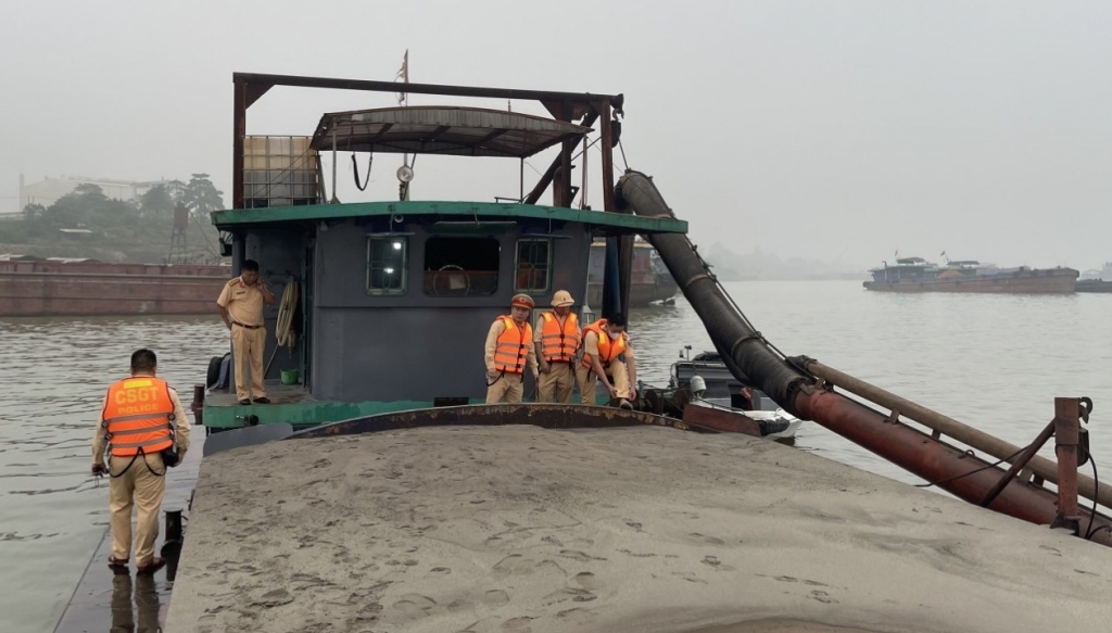 Tàu hút cát trái phép trên sông Hồng bị cảnh sát bắt giữ