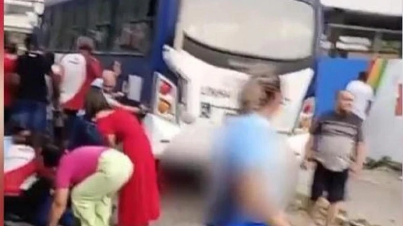 Xe buýt đâm vào đám đông khiến ít nhất 4 người tử vong