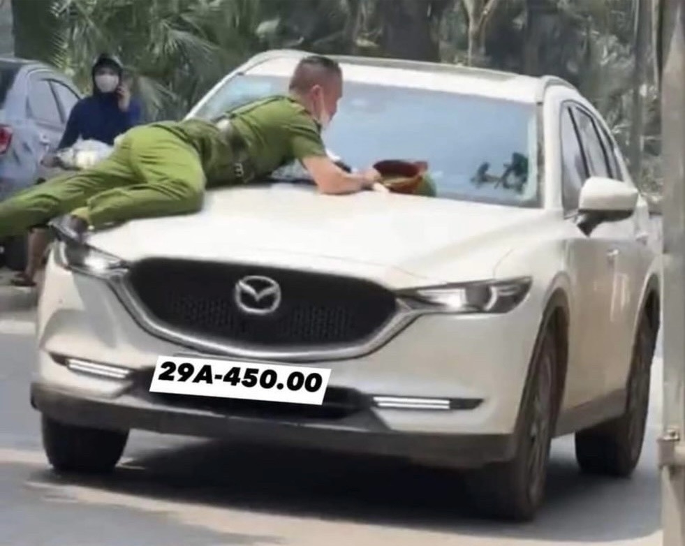 Điều tra vụ xe ô tô Mazda hất văng cán bộ Công an huyện Thanh Trì