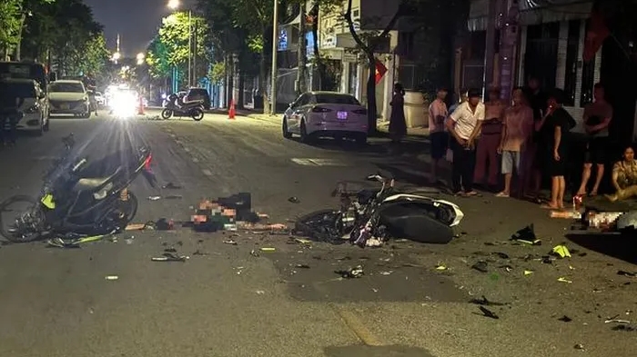 2 xe máy tông nhau lúc rạng sáng khiến 4 người thương vong