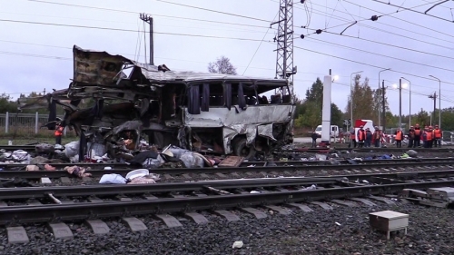 Tàu hỏa tông trúng xe buýt khiến 8 người tử vong
