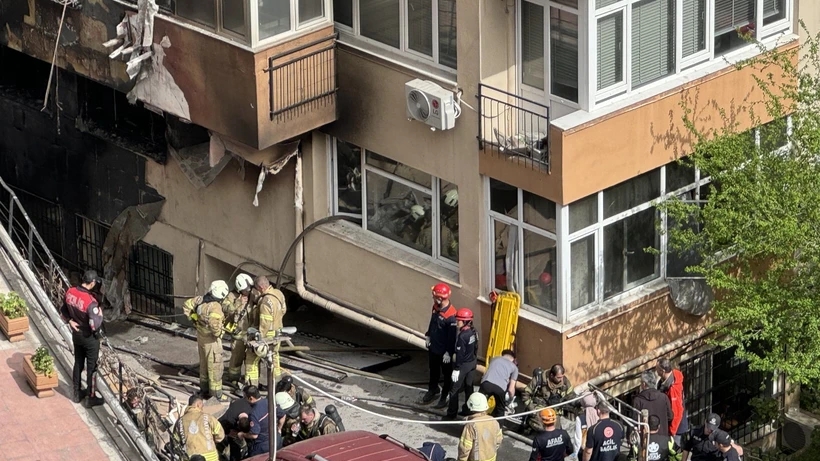 Cháy lớn tòa chung cư 16 tầng khiến 15 người tử vong