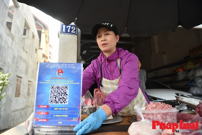 Các hộ kinh doanh sử dụng mã QR Code thực hiện chuyển đổi số trong kinh doanh buôn bán tại chợ truyền thống tại Hà Nội. Ảnh: Khánh Huy