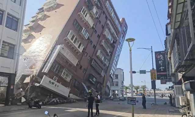 Nhiều tòa nhà đổ sập tại TP Hoa Liên. Ảnh: AP