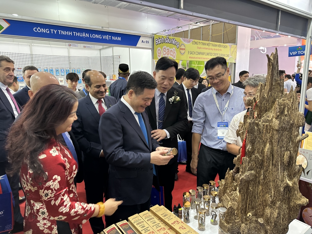 Gần 600 gian hàng từ 16 quốc gia và vùng lãnh thổ tham gia hội chợ thương mại quốc tế Việt Nam