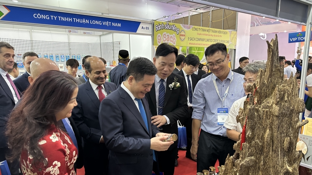 Gần 600 gian hàng từ 16 quốc gia và vùng lãnh thổ tham gia hội chợ thương mại quốc tế Việt Nam