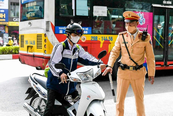 Đội Cảnh sát giao thông số 5, Công an thành phố Hà Nội  tuần tra kiểm soát trên tuyến đường Nguyễn Văn Cừ, quận Long Biên, Hà Nội	Ảnh: Trọng Tùng