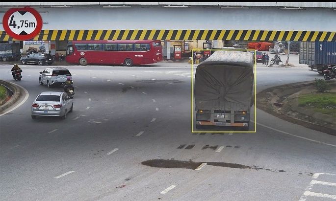 Xe ô tô dừng, đỗ xe tại vị trí gầm cầu vượt Dĩnh Kế, TP Bắc Giang. Ảnh: Công an Bắc Giang