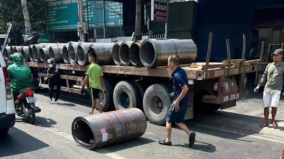 Bình Dương: cuộn thép trên xe container rơi trúng người đi đường