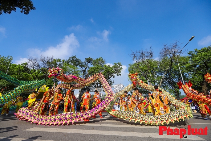 Đội Lân sư rồng huyện Thanh Oai biểu diễn ở lễ hội Carnaval Thu Hà Nội ngày 1/10/2023. Ảnh: Khánh Huy