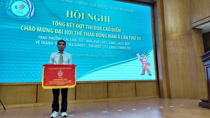 -	Ông Trương Hữu Thanh trên sân khấu nhận giải xuất sắc cuộc thi “Ngõ phố sáng, xanh, sạch, đẹp” cho tuyến ngõ 29 phố Cửa Bắc. Ảnh: NVCC