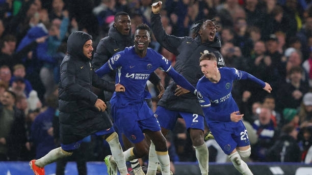Chelsea 4-3 Man Utd: bùng nổ phút bù giờ