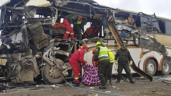 Xe tải lấn làn tông trúng xe buýt khiến 14 người tử vong