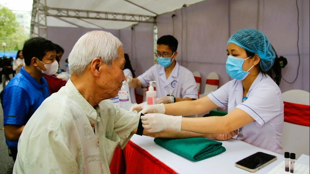 Sàng lọc bệnh tim mạch - thận miễn phí cho 1.000 người dân Hà Nội