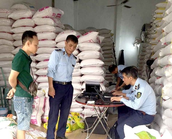 Hà Nội: kiểm tra đột xuất 6 cơ sở kinh doanh gạo có dấu hiệu giả mạo thương hiệu gạo Ông Cua