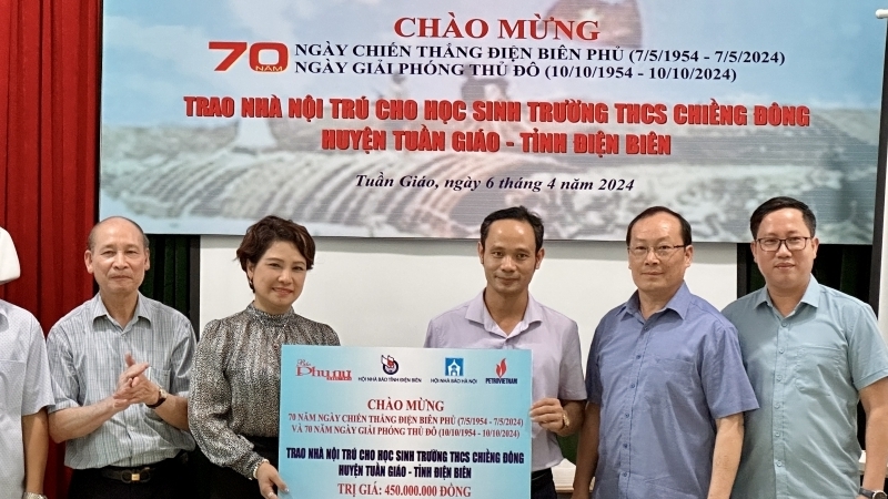 Trao tặng 450 triệu đồng xây nhà bán trú cho học sinh tỉnh Điện Biên