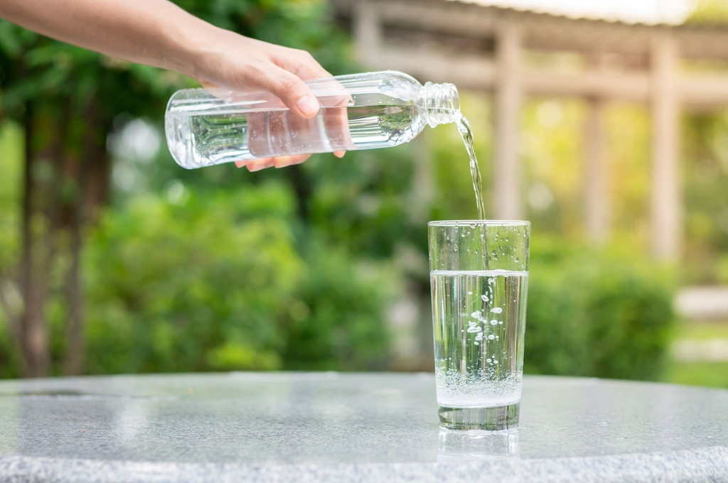 Điều gì xảy ra với cơ thể khi bạn uống quá nhiều nước?