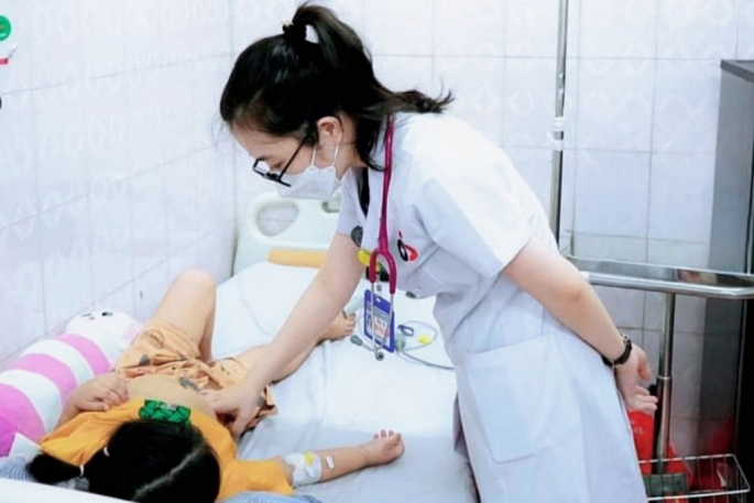 Đề phòng trẻ bị mất nước nặng vì tiêu chảy cấp do rotavirus