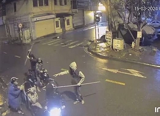 Hình ảnh nhóm tội phạm vị thành niên mang hung khí,  đe dọa một nạn nhân để cướp tài sản vào rạng sáng 15/3 tại quận Hà Đông, Hà Nội     	Ảnh cắt từ clip