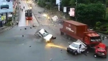 3 xe buýt tông nhau liên hoàn khiến 12 người tử vong