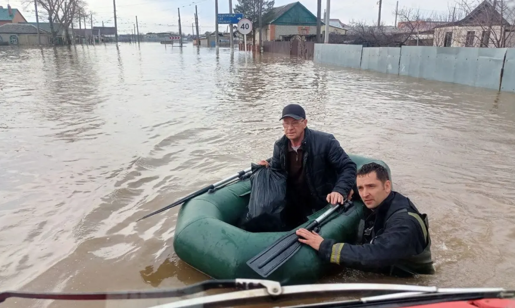 Nga ban bố tình trạng khẩn cấp vì vỡ đê chắn sóng tại sông Ural