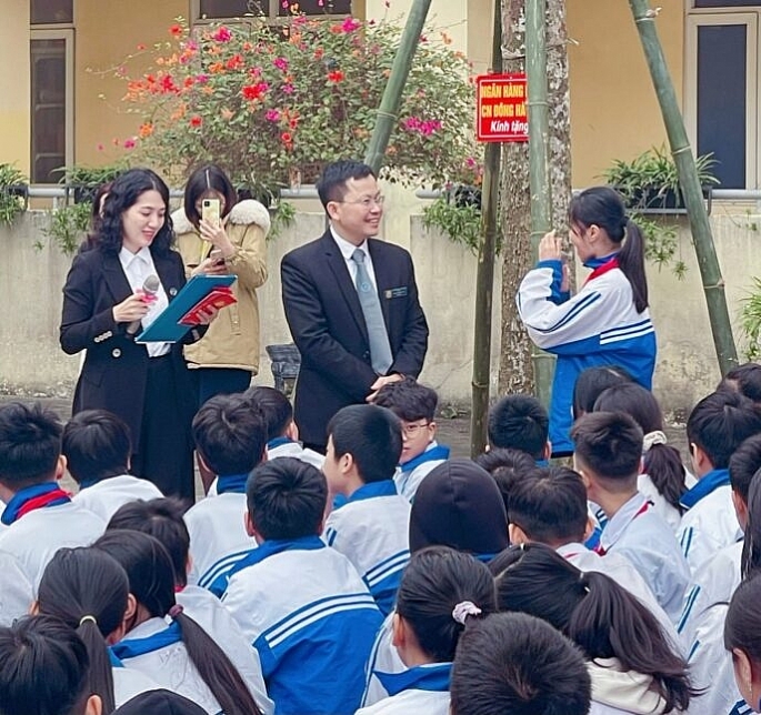 Luật sư của Đoàn Luật sư TP Hà Nội trực tiếp tiếp xúc, tuyên truyền, phổ biến pháp luật cho các em học sinh Trường THCS Vĩnh Ngọc (huyện Đông Anh, Hà Nội) hồi tháng 3           Ảnh: ĐLSTPHN