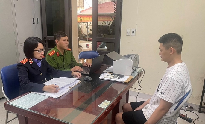 Kiểm sát viên tham gia lấy lời khai đối tượng Nguyễn Quang Thắng