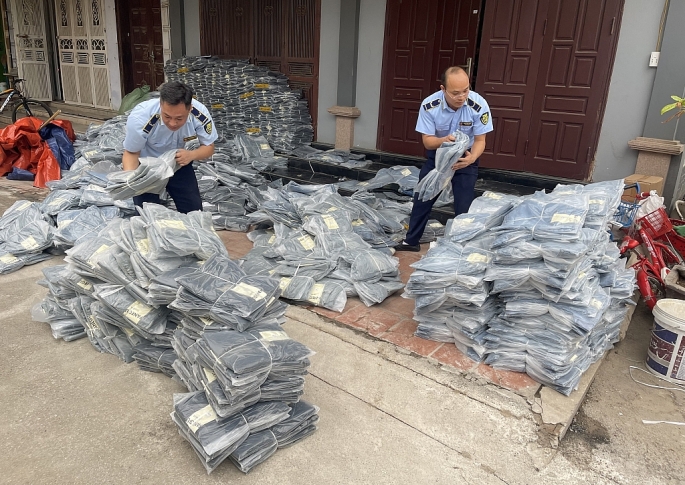 Vĩnh Phúc: tạm giữ gần 3.000 sản phẩm quần áo nhập lậu