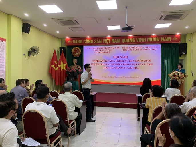 Một buổi trợ giúp pháp lý miễn phí cho các nhóm đối tượng trên địa bàn phường Nguyễn Trung Trực, quận Ba Đình. Ảnh: Khánh Phong