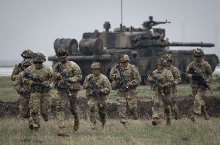 NATO gây áp lực với Nga, Anh hợp tác quân sự với Ukraine