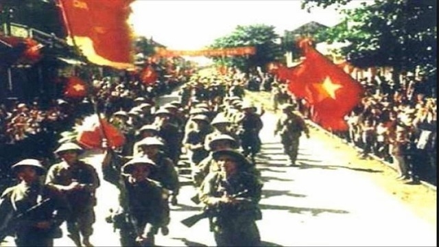 Ngày 10/10/1954, Thủ đô náo nức đón đoàn quân chiến thắng trở về. Cả Hà Nội tưng bừng hân hoan trong niềm vui giải phóng. Ảnh tư liệu