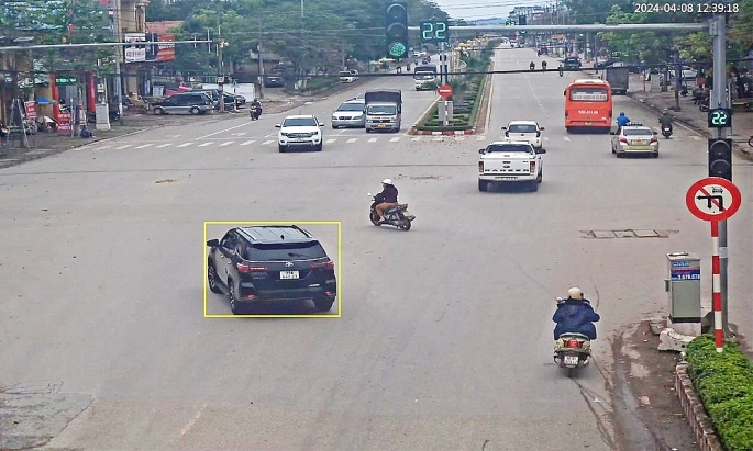 Xe ô tô vi phạm rẽ trái nơi có biển cấm tại ngã 4 Xương Giang - Quang Trung - Vương Văn Trà, phường Trần Phú. Ảnh: Công an Bắc Giang