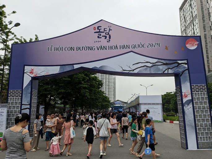 Giới trẻ Thủ đô hào hứng check-in tại Lễ hội Con đường văn hoá Hàn Quốc 2024