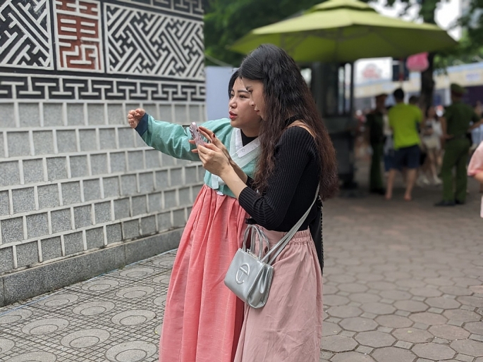 Giới trẻ Thủ đô hào hứng check-in tại Lễ hội Con đường văn hoá Hàn Quốc 2024