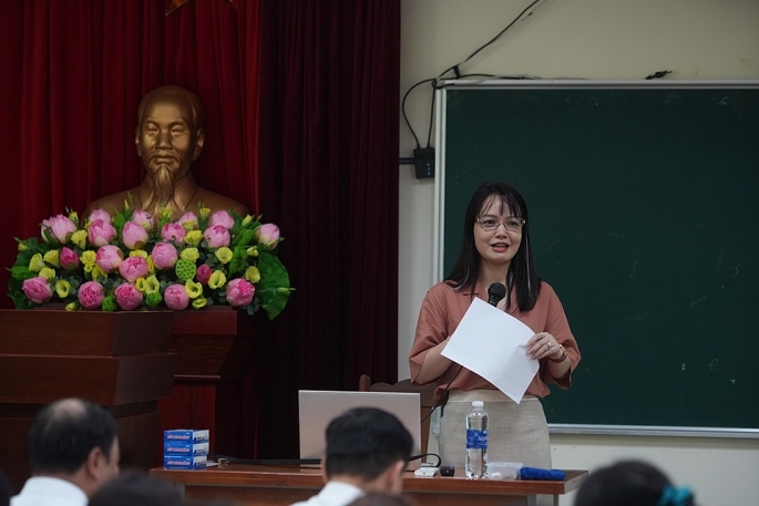PGS.TS giảng viên cao cấp Phạm Thị Thanh Tịnh - Học viện Báo chí và Tuyên truyền định hướng cho sinh viên.