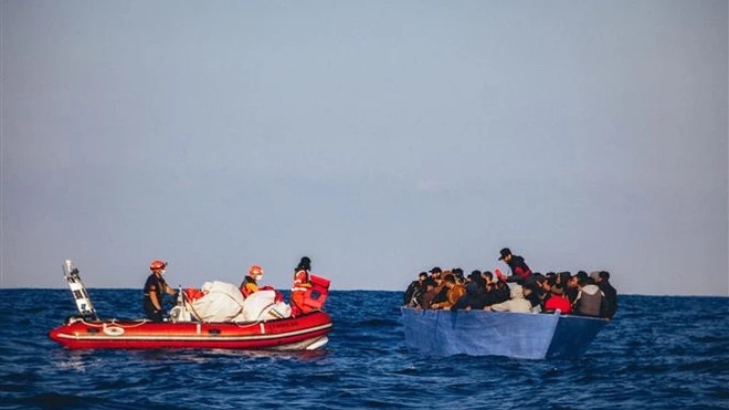 Phát hiện 20 thi thể trên một con thuyền trôi dạt ven biển