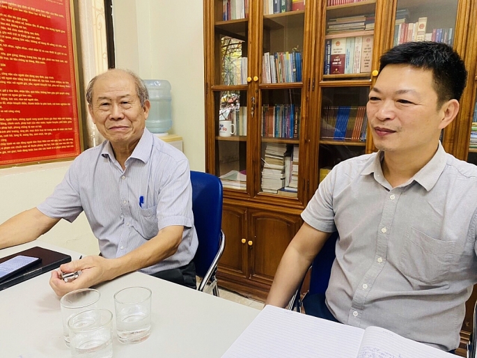 Ông Trần Công Duyên (bên trái) và ông Vũ Trọng Thủy – công chức Tư pháp phường Phúc La. Ảnh: Minh Phong
