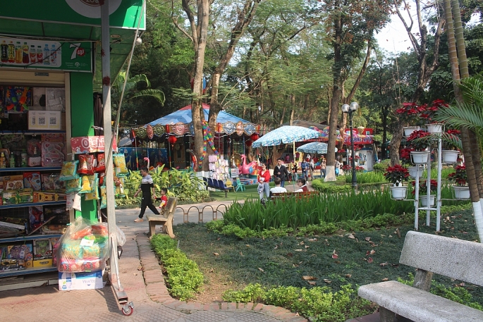 Một số khoảng trống công viên Thủ Lệ bị vây kín bởi dịch vụ kinh doanh, khu vui chơi. Ảnh: 
