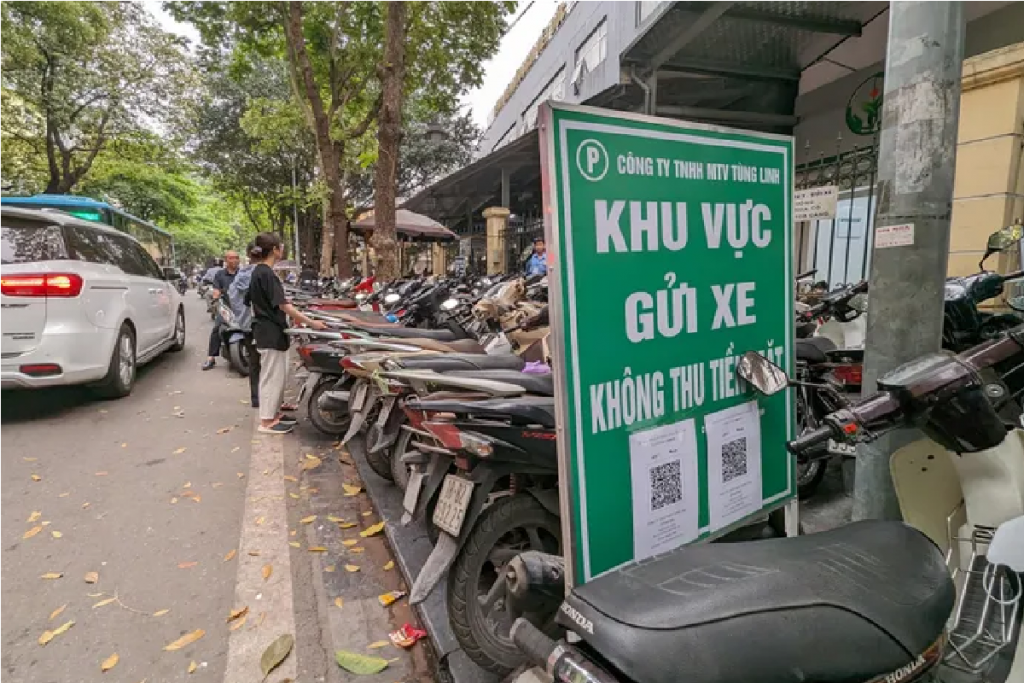 trông giữ xe máy trên phố Phủ Doãn (Hoàn Kiếm, Hà Nội) 