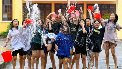 Rực rỡ sắc màu tết Lào Bunpimay của du học sinh Lào tại Hà Nội