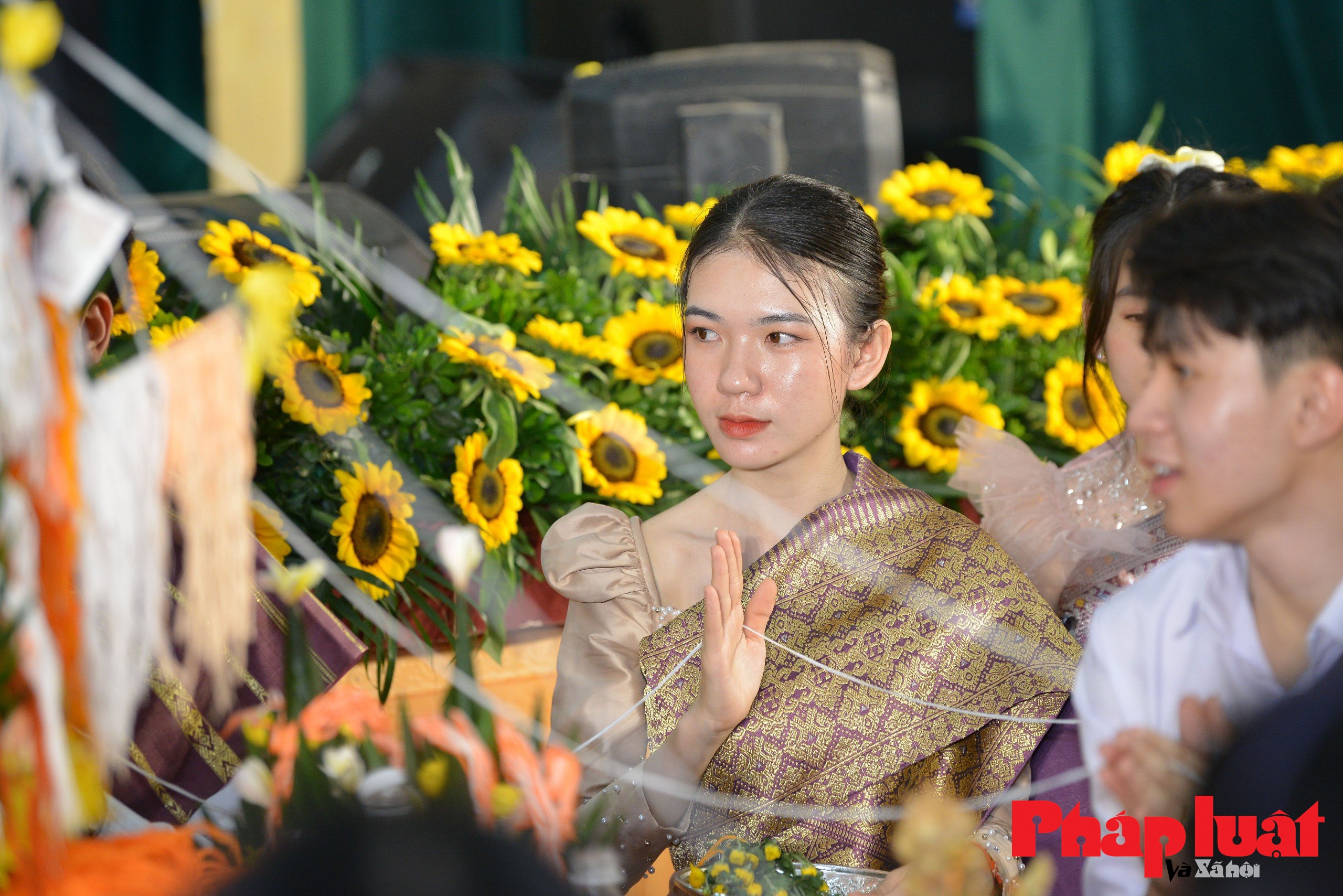 Rực rỡ sắc màu tết Lào Bunpimay của du học sinh Lào tại Hà Nội