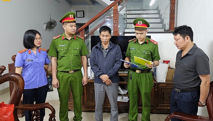 Lực lượng chức năng thi hành lệnh bắt đối với Trần Ngọc Thọ