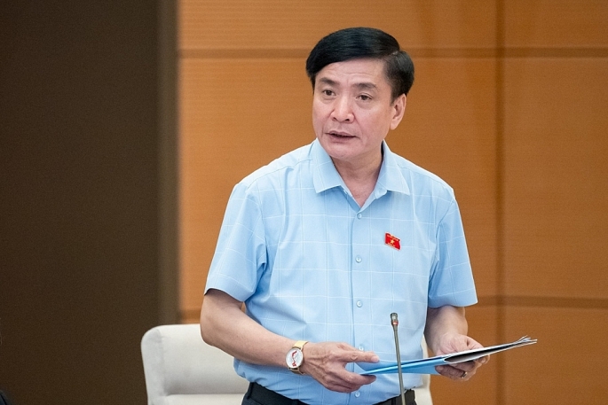 Tổng Thư ký Quốc hội Bùi Văn Cường báo cáo tại phiên họp. Ảnh: Quochoi.vn